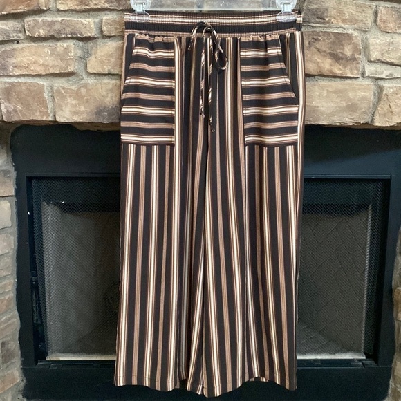 Xhilaration brown and white striped capris with deep front pockets. Medium